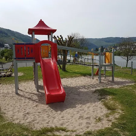 Haus Anna 度假居 摩泽尔河畔的泽尔